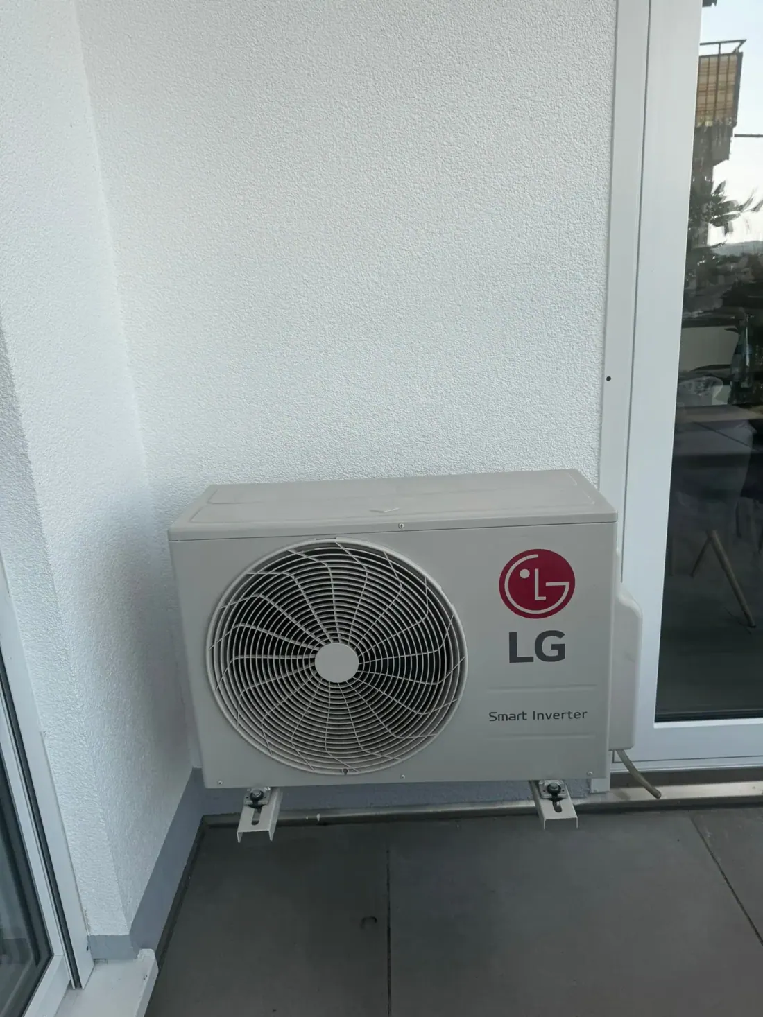 Montage eines Klimageräts in einem Innenraum