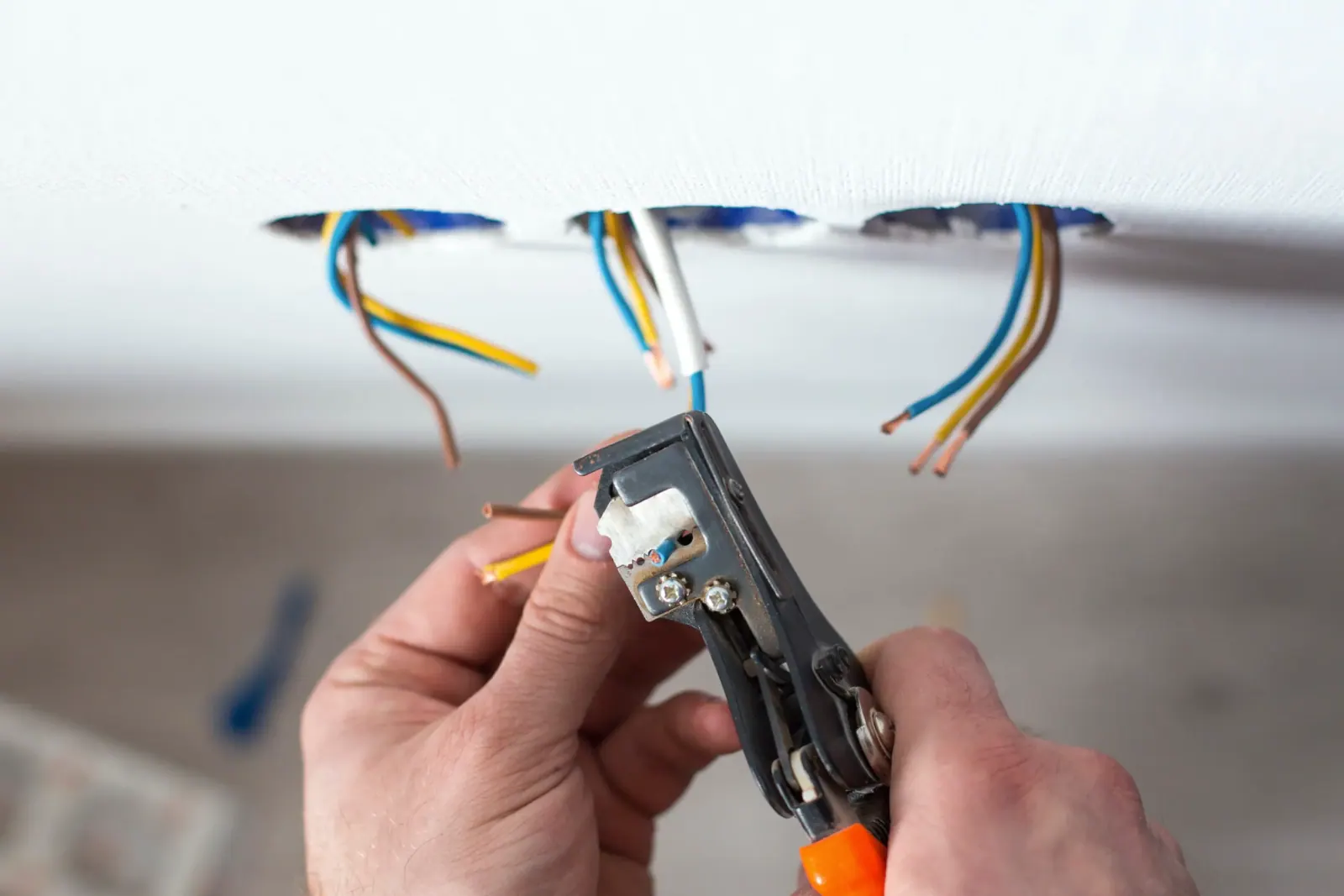 Installation einer Smart-Home-Komponente in einer Wand