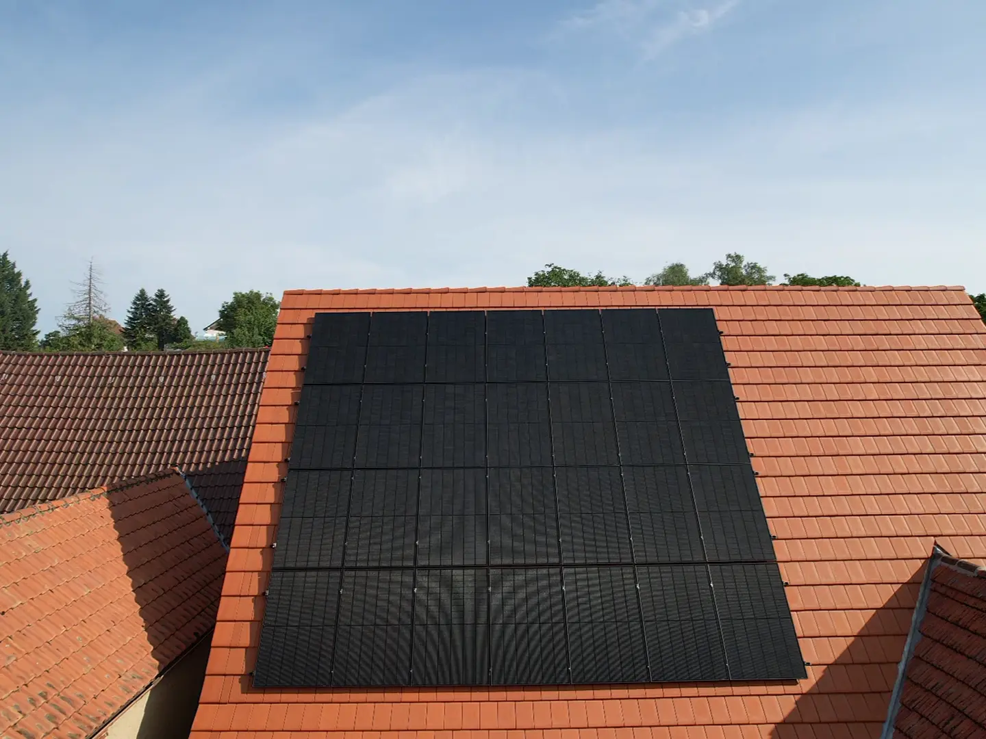 Moderne Photovoltaik Anlage auf dem Dach eines Wohnhauses in Kieselbronn.