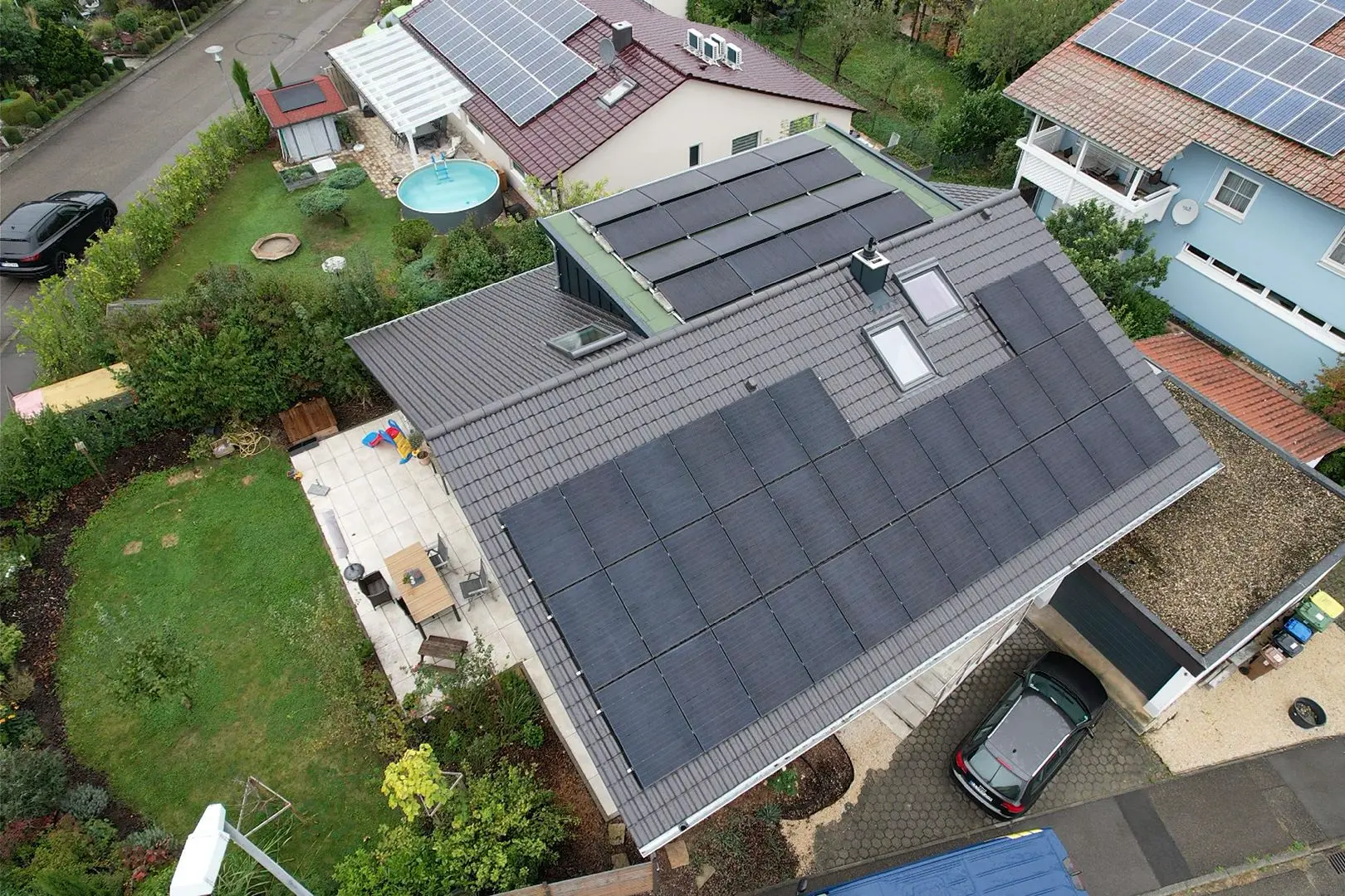 Mehrfamilienhaus mit einem Beispiel einer Solaranlage auf dem Dach