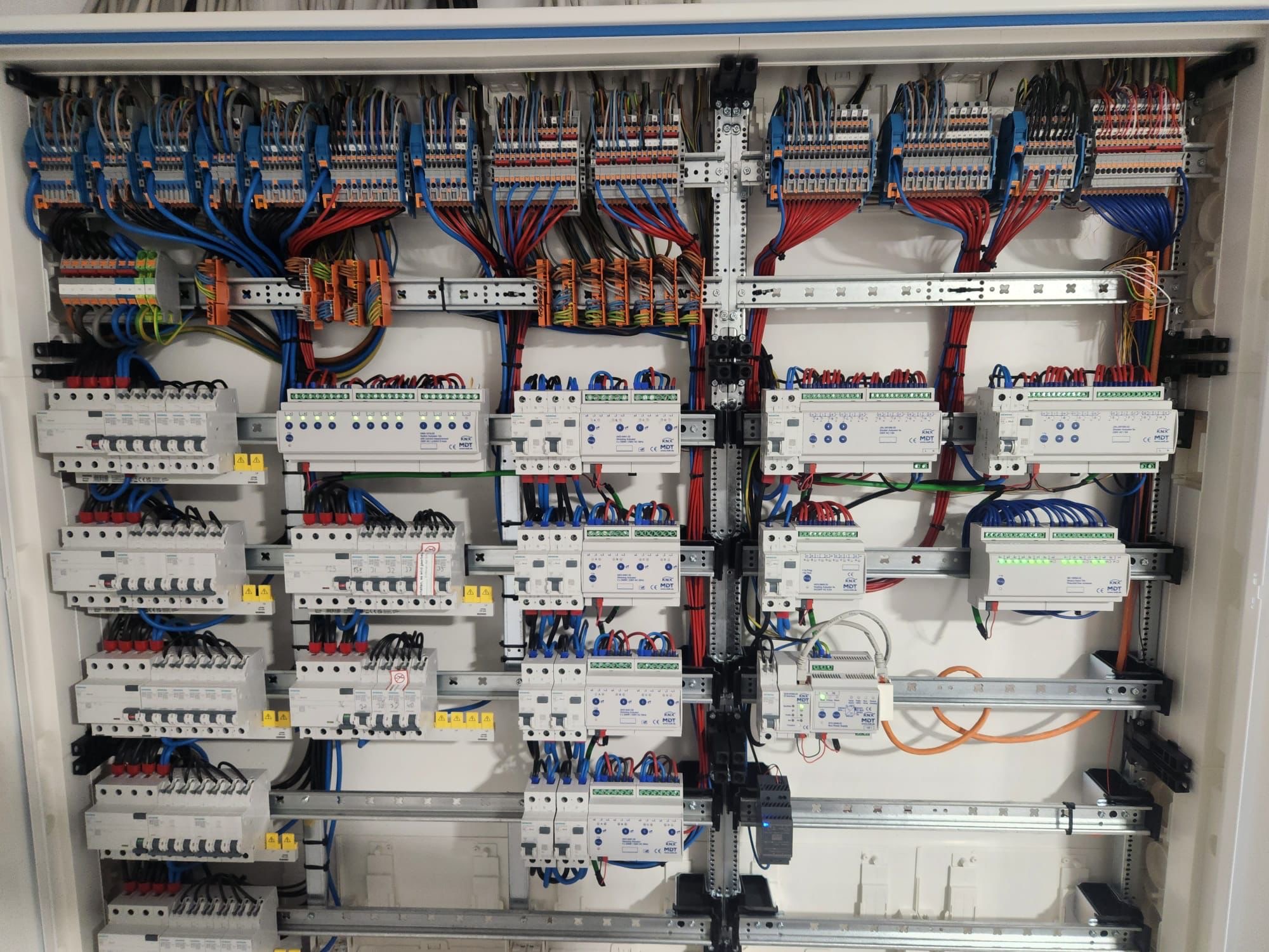 Innenansicht eines Verteilerschranks Strom.