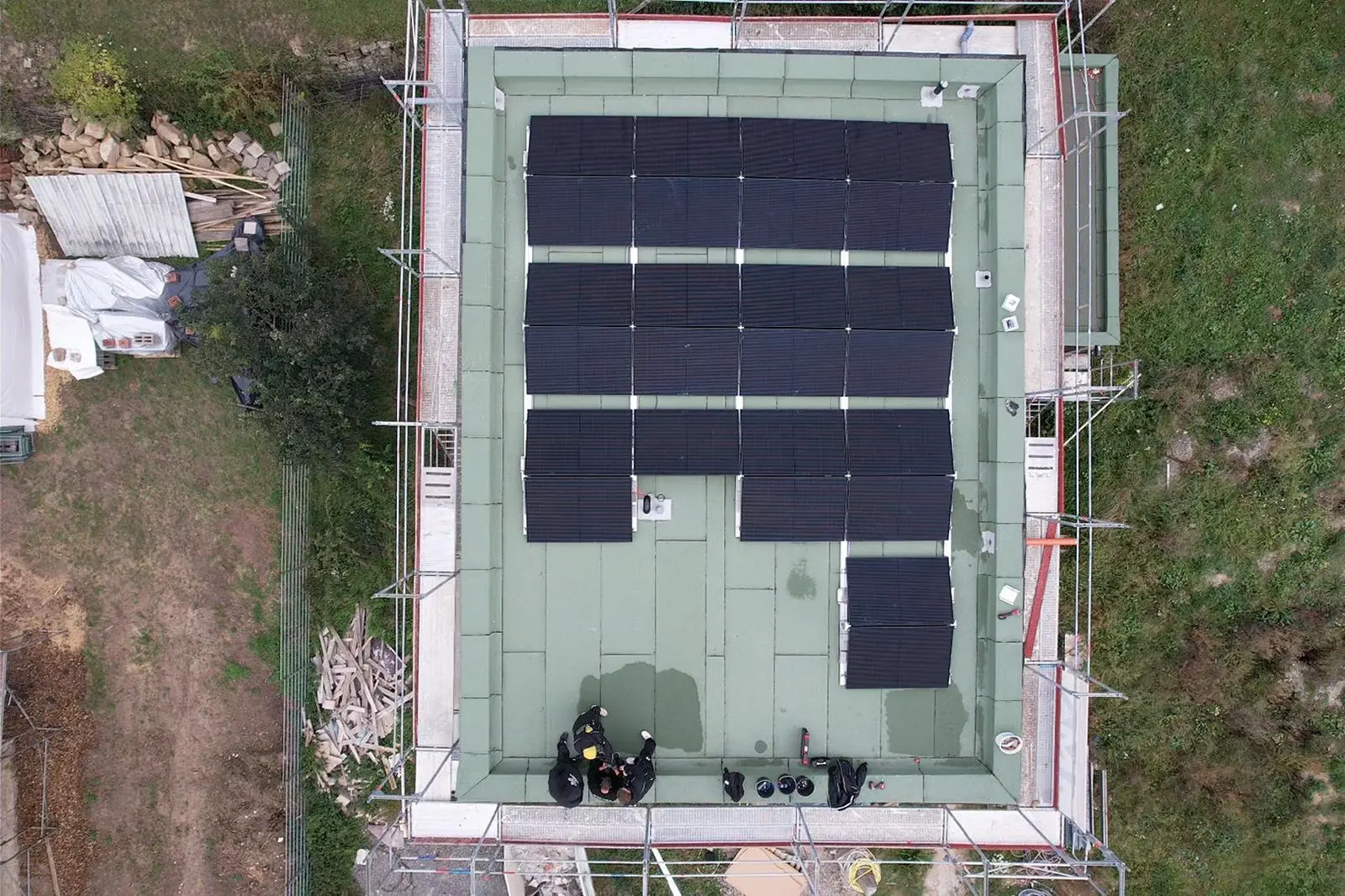 Installation einer Solaranlage auf dem Dach eines Hauses in Dürmenz.