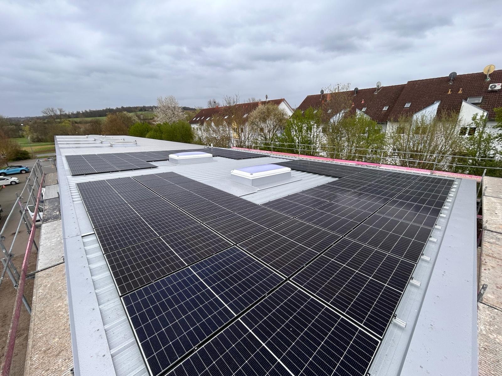 Photovoltaik Anlage auf dem Dach eines Betriebsgebäude.