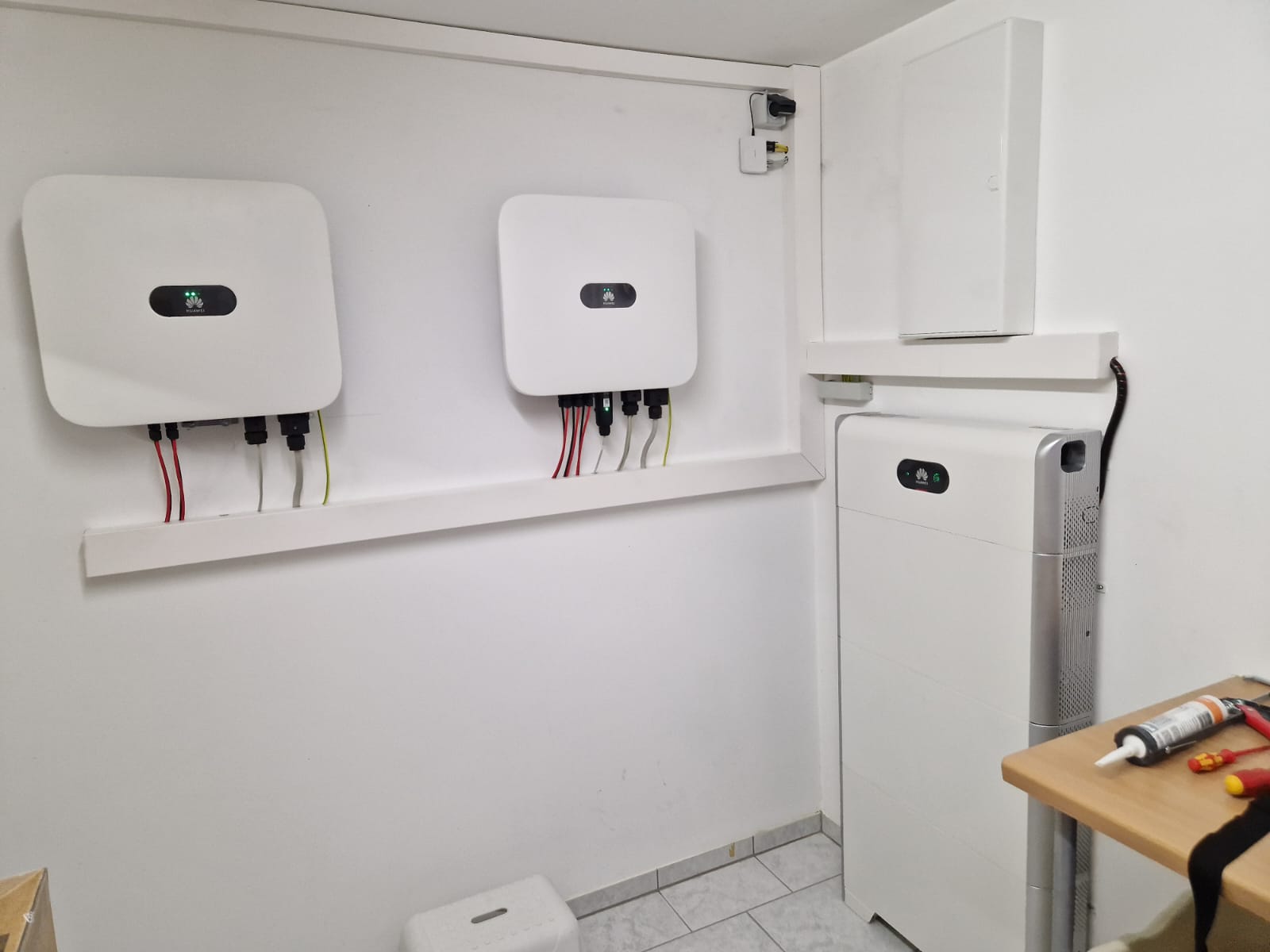 Mehrere Stromspeicher und Verteilerkasten Strom im Wohnhaus.