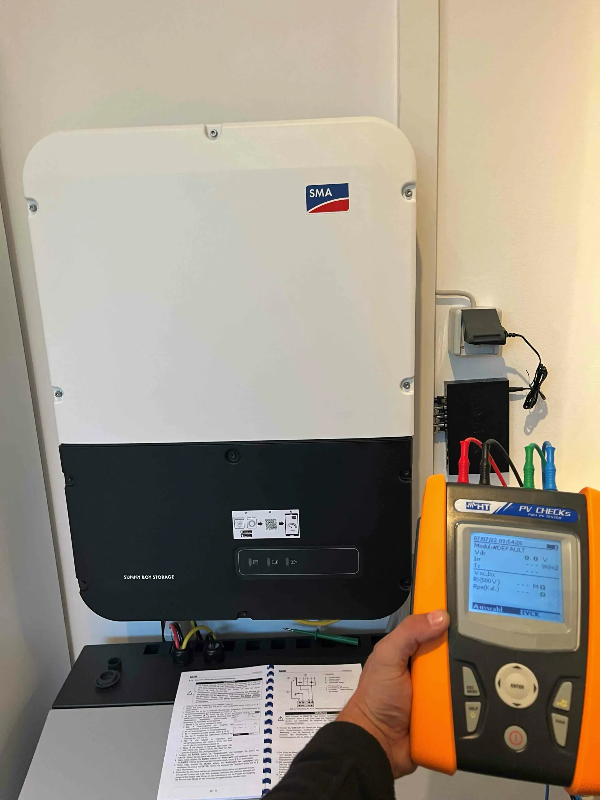 VDE Messung eines Solarstromspeichers durch Combe Mitarbeiter.