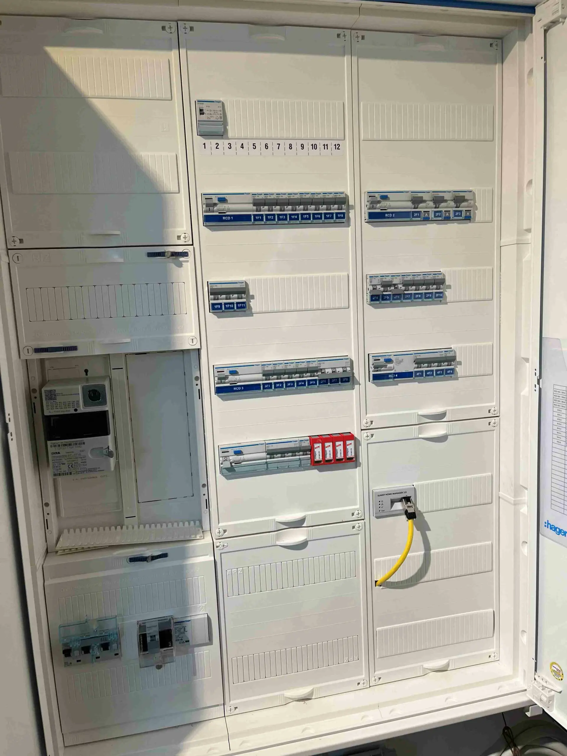 Offener Verteilerkasten zur Kontrolle im Betrieb durch Combe Elektrotechnik.