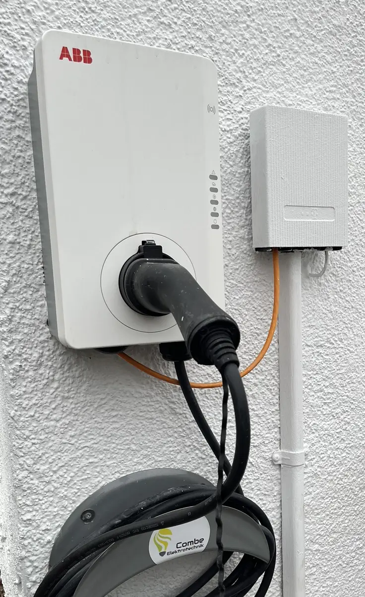 Installierte Wallbox Ladestation für E-Autos draußen.