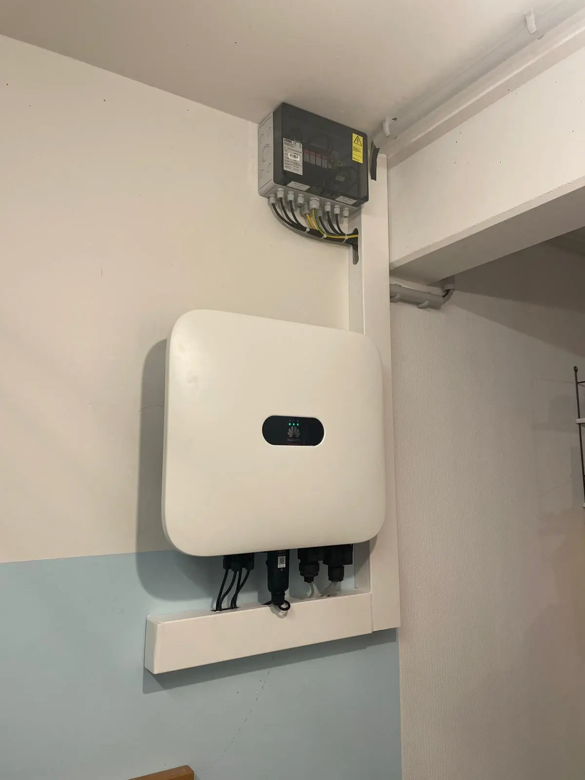 Installation und Wartung eines Solarstromspeichers im Wohnhaus.