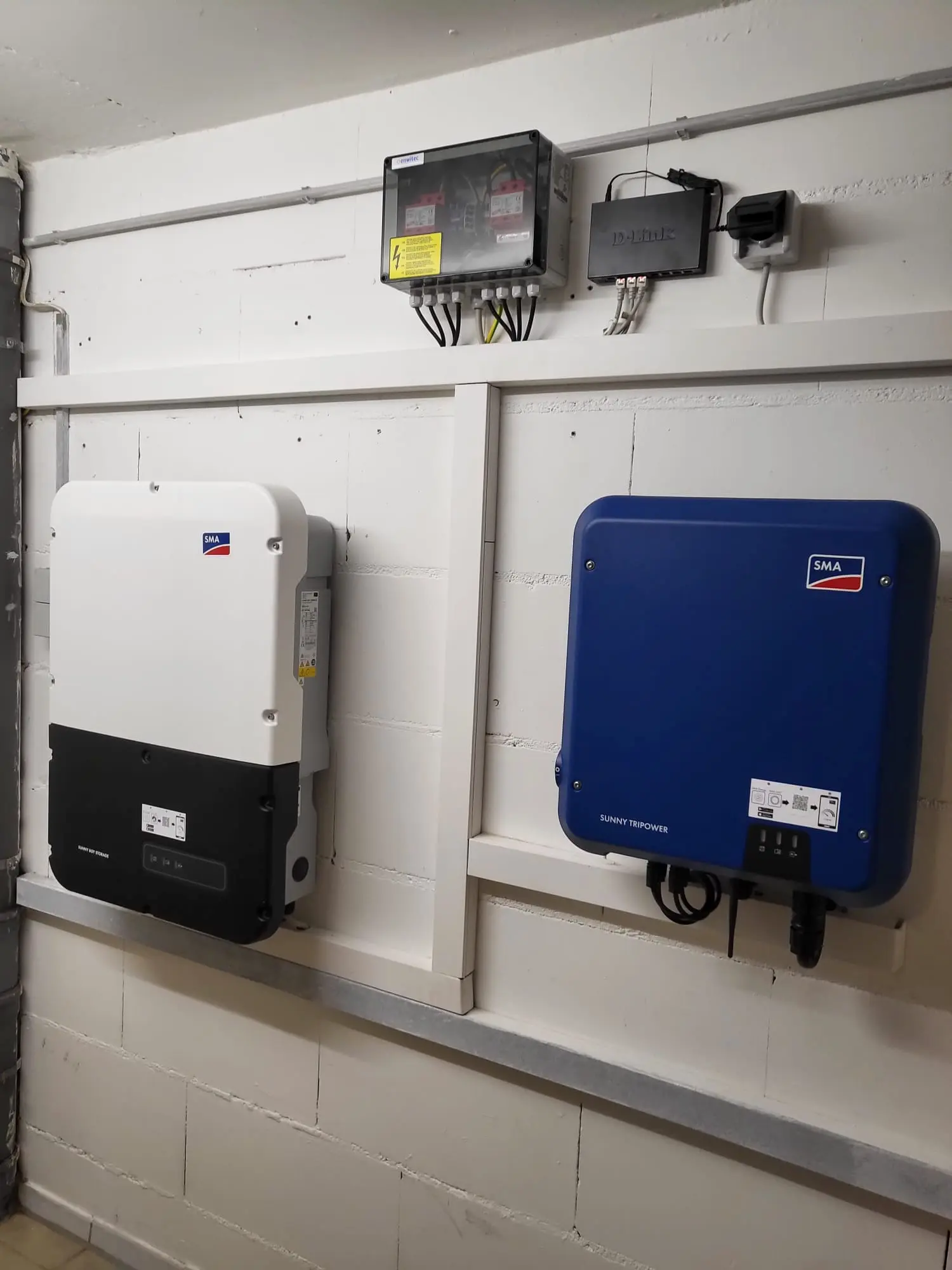 Mehrere Stromspeicher für Solarstrom im Wohnhaus.