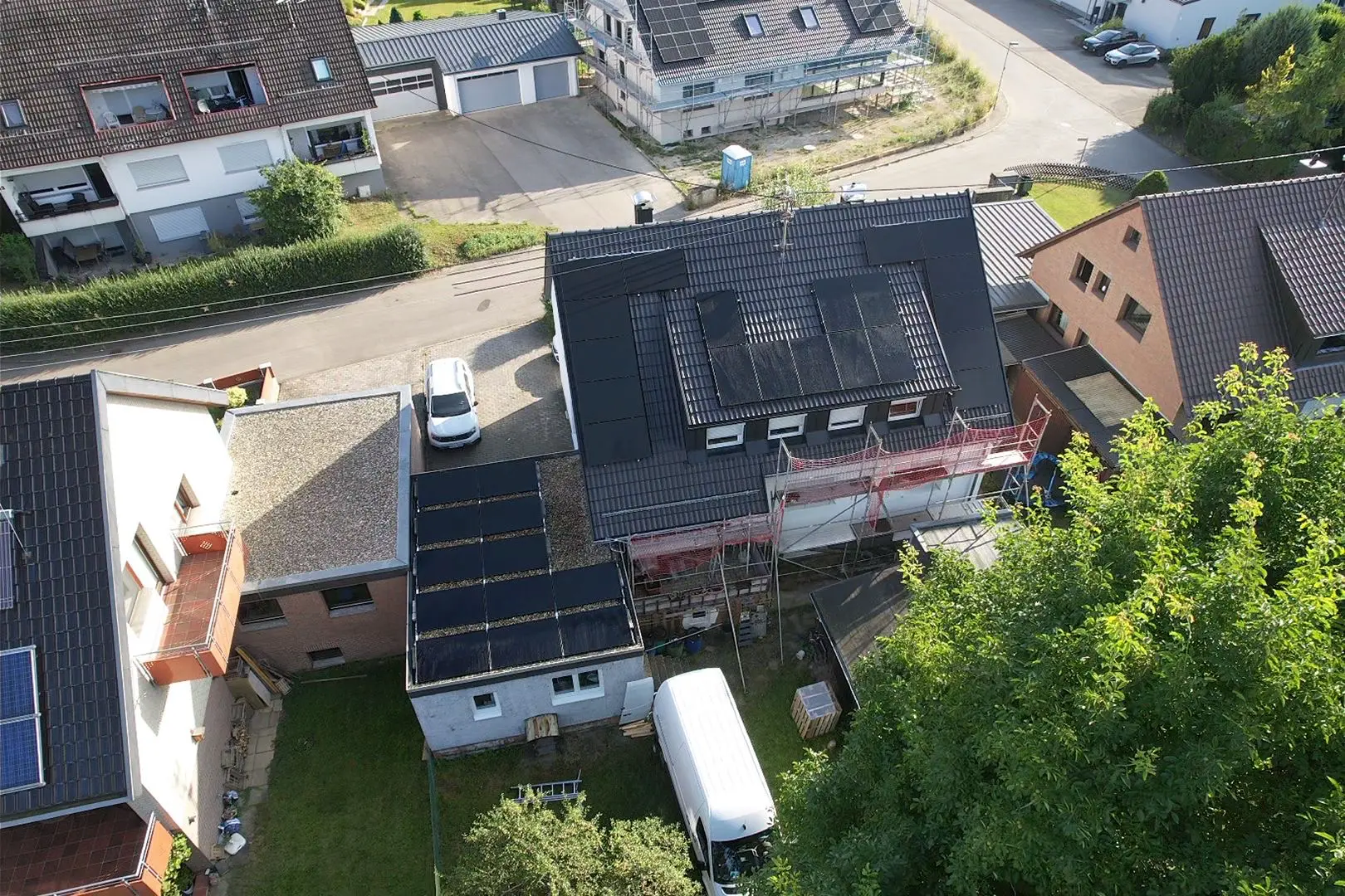 Mehrfamilienhaus mit einem Beispiel bei einer Installation einer Solaranlage auf dem Dach in Mühlacker