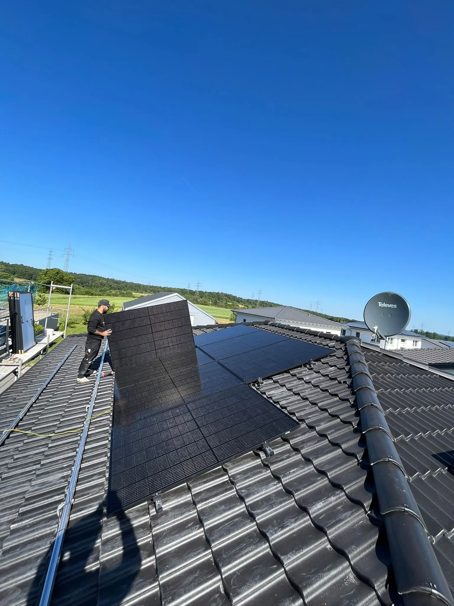 Mehrfamilienhaus mit einem Beispiel bei einer Installation einer Solaranlage auf dem Dach in Pforzheim