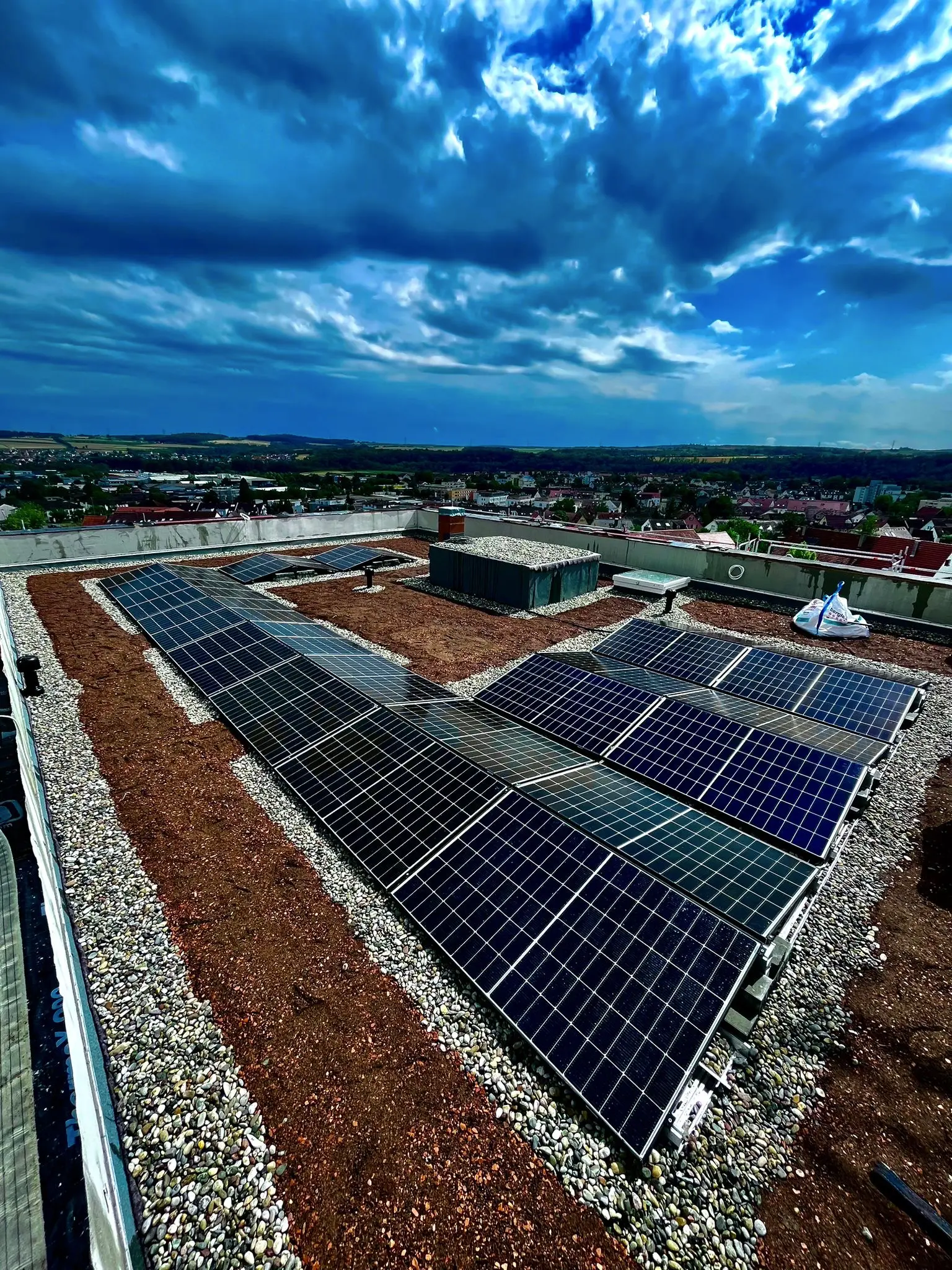 Solaranlage auf dem Dach eines Firmengebäudes in Pforzheim.